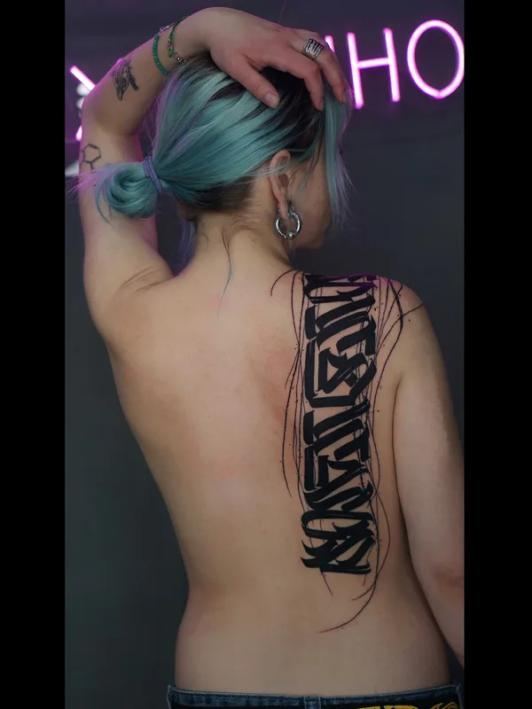 female black darklettering Tatuagem em back #94838 | Tatuador Nikita Presnyakov