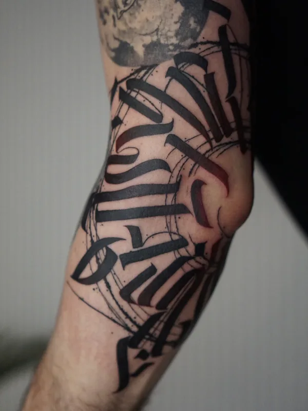 male color darklettering Tatuagem em arm #94843 | Tatuador Nikita Presnyakov