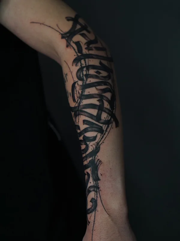 male black darklettering Tatuagem em arm #94847 | Tatuador Nikita Presnyakov
