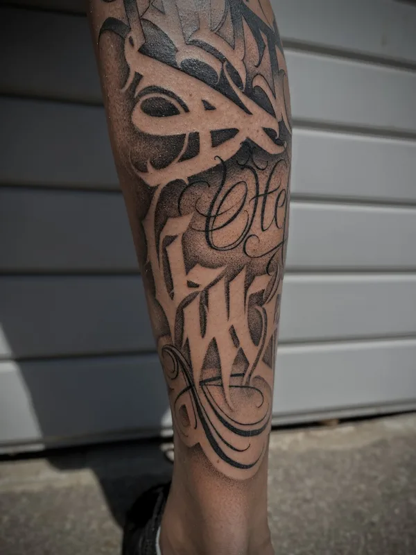 black and grey lettering tatouage sur calf #94514 | Artiste tatoueur Дарья Гречко