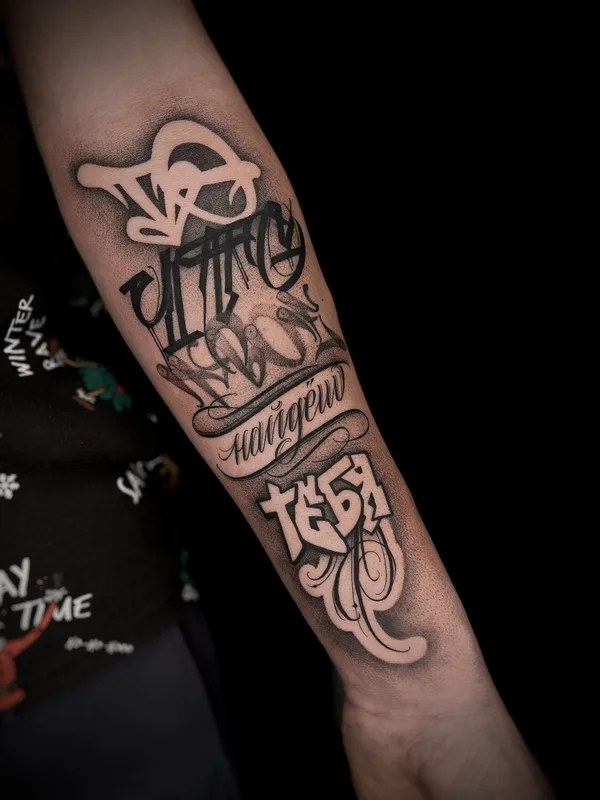black and grey lettering tatouage sur forearm #94513 | Artiste tatoueur Дарья Гречко