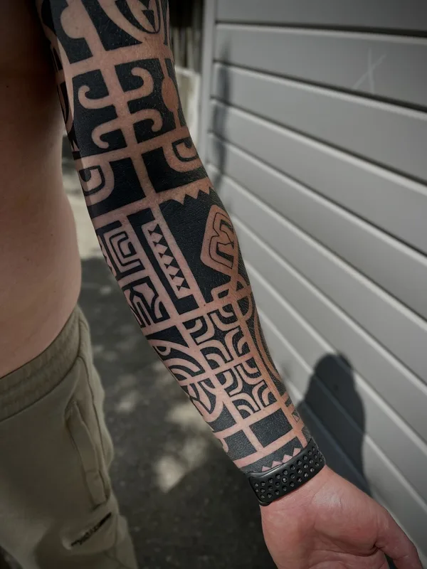 black tribal tatouage sur forearm #94517 | Artiste tatoueur Дарья Гречко