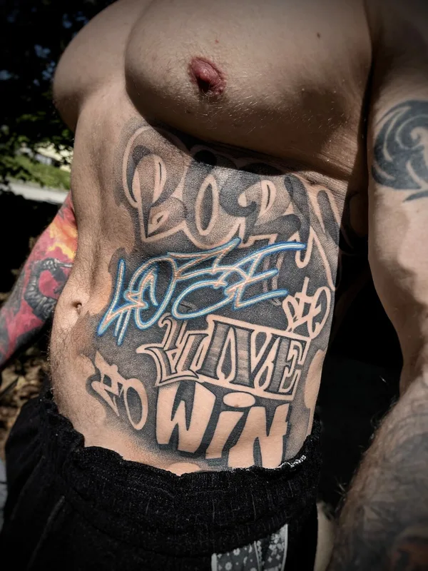 male black and grey lettering tatouage sur stomach #94518 | Artiste tatoueur Дарья Гречко