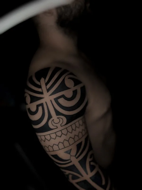 male black tribal tatouage sur full sleeve #94521 | Artiste tatoueur Дарья Гречко
