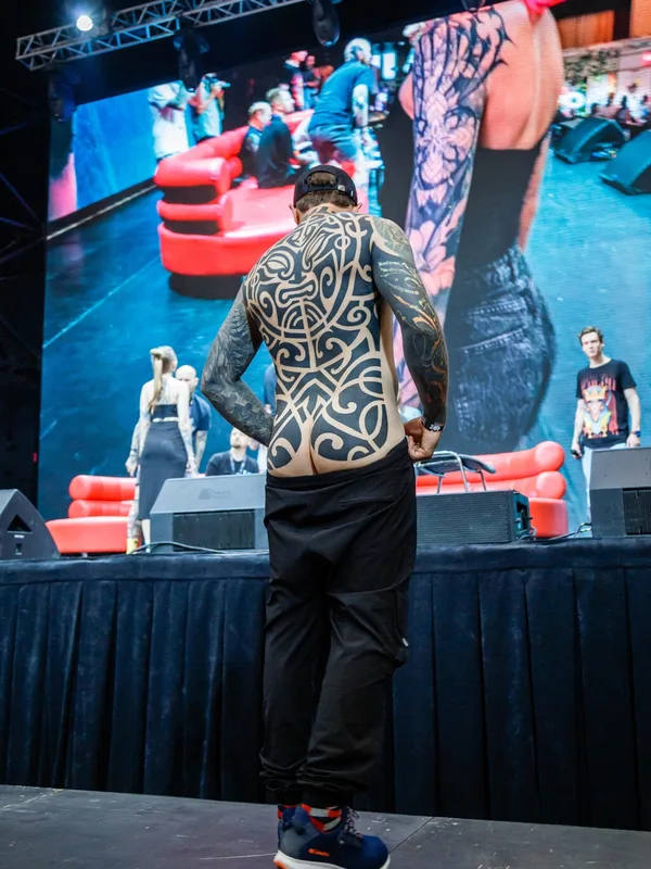 male black blackwork tatouage sur full back #94524 | Artiste tatoueur Дарья Гречко