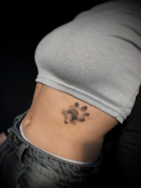 female black blackwork tatouage sur side #94527 | Artiste tatoueur Дарья Гречко