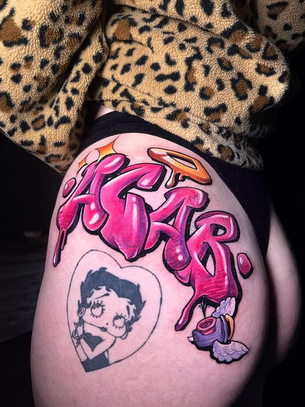female color graffiti tatuaje en hip #94994 | Tatuador Александра Мурзина