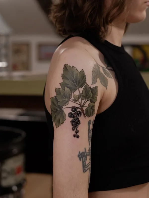 female color botanic tatouage sur upper arm #95107 | Artiste tatoueur Salvia.ink