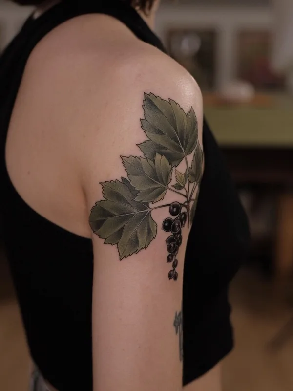 female color botanic tatouage sur shoulder #95108 | Artiste tatoueur Salvia.ink