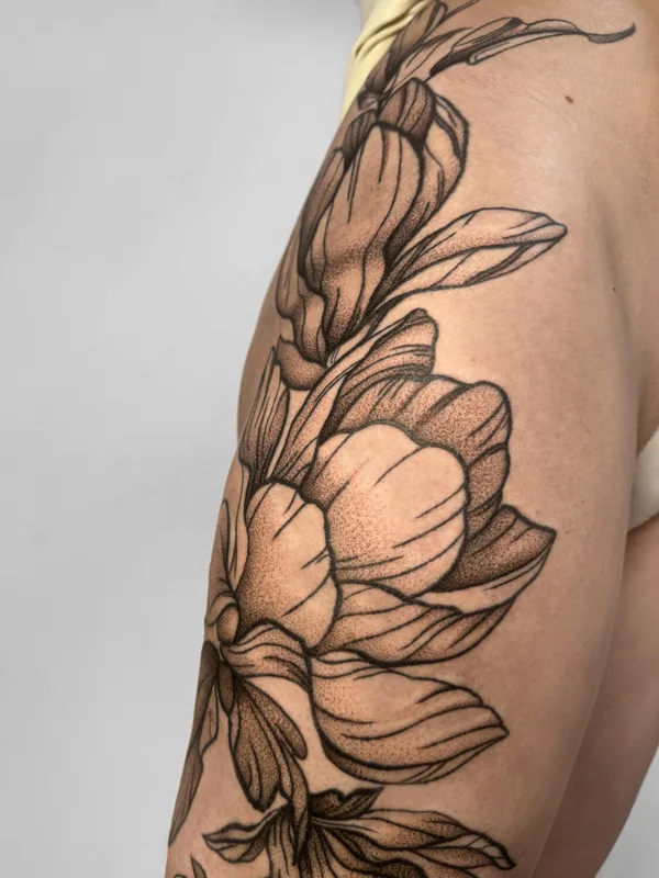 female black and grey linework татуировка на thigh #100666 | Тату мастер Алина Авангард