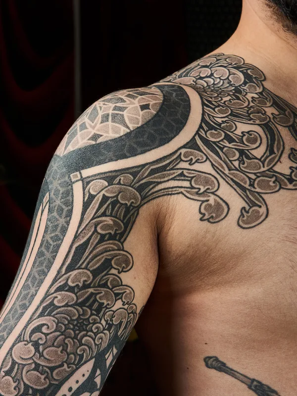 male black and grey ornamental татуировка на shoulder #95255 | Тату мастер Игорь Кукушкин
