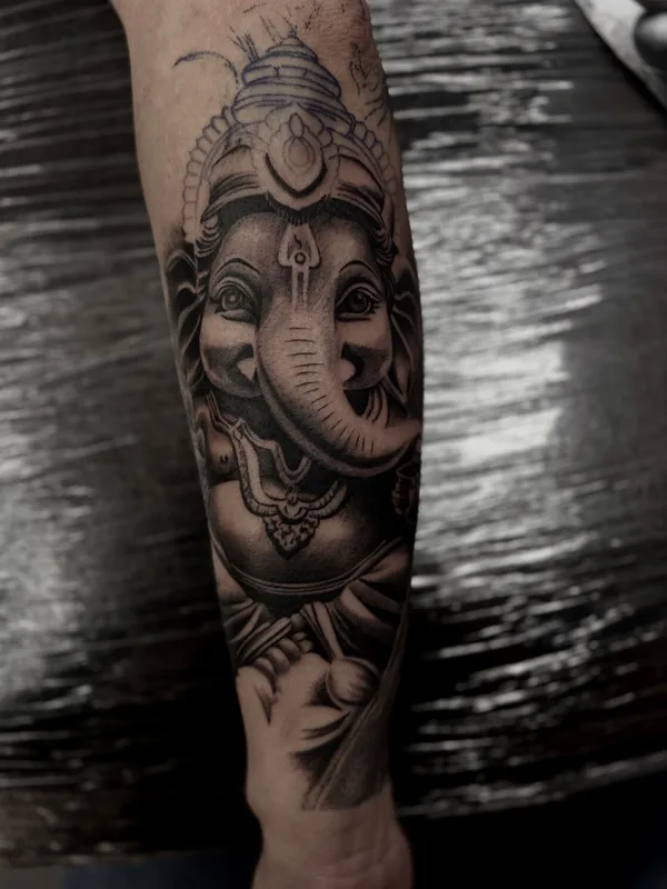 black and grey realism tatuaje en forearm #95318 | Tatuador Olesya Wargo