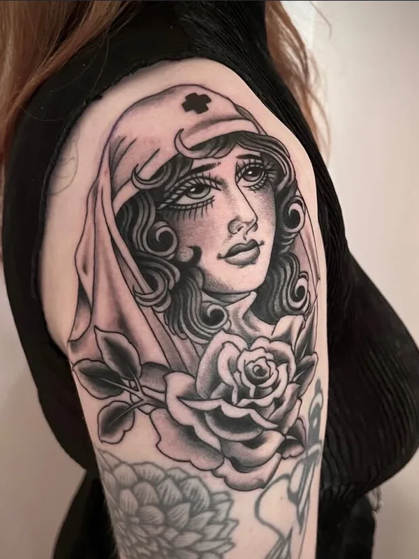 female black and grey neo-traditional Tatuaggio su upper arm #95441 | Tatuatore Alina VIVES