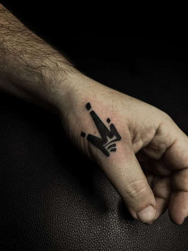male black blackwork tattoo auf arm #102923 | Tätowierer Daria Duck