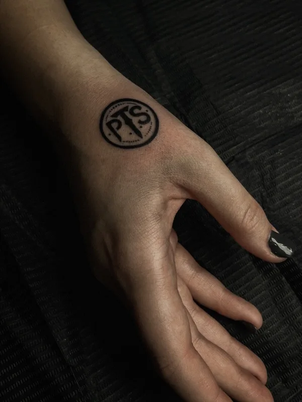 female black tattoo auf arm #102924 | Tätowierer Daria Duck