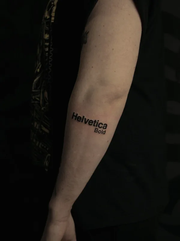 male black calligraphy tattoo auf arm #104644 | Tätowierer Daria Duck