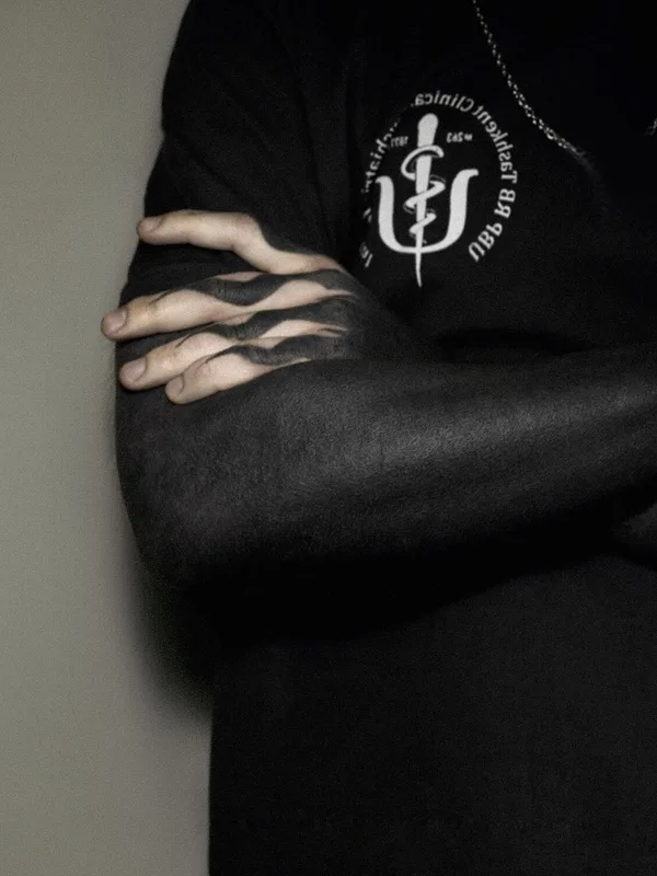 male black blackwork tattoo auf arm #104643 | Tätowierer Daria Duck