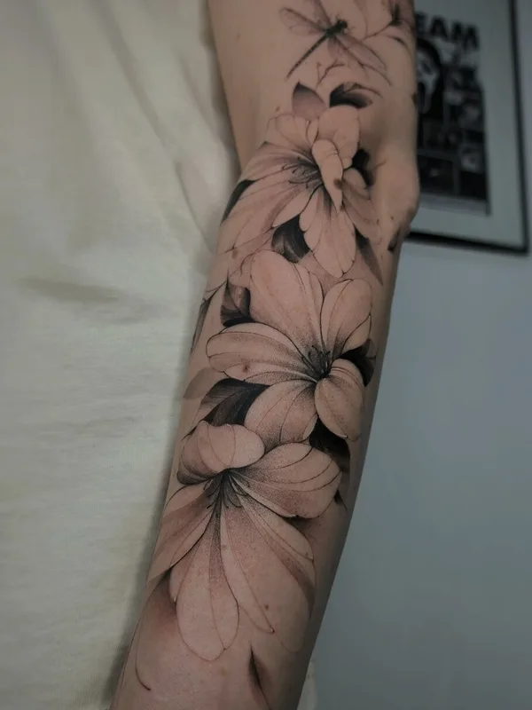 female blackandgrey fineline Tatuagem em forearm #96146 | Tatuador Смишко Леонид