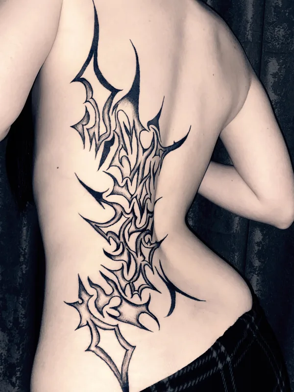 female black tribal татуировка на upper back #96621 | Тату мастер Серёжа bochagger