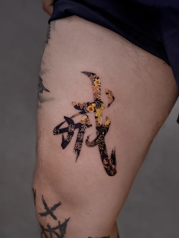color calligraphy tatouage sur thigh #96684 | Artiste tatoueur Nako