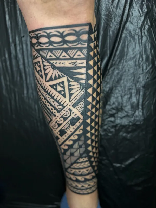 black tribal tatouage sur calf #97147 | Artiste tatoueur Doko ink