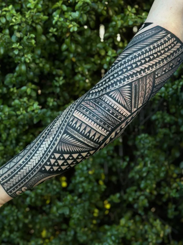 black tribal tatouage sur forearm #97151 | Artiste tatoueur Doko ink