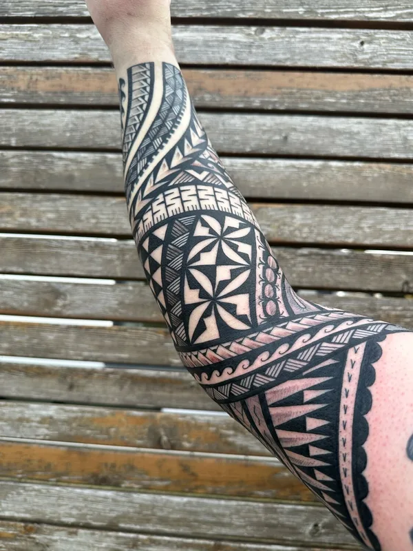 black tribal tatouage sur forearm #97150 | Artiste tatoueur Doko ink