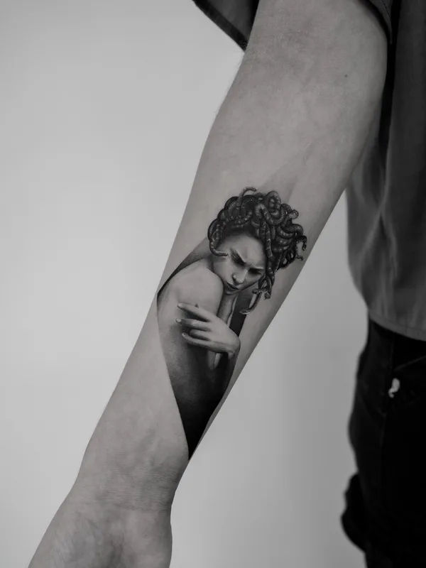 female black and grey realism 纹身 在 forearm #97230 | 纹身师 Felipe Abel