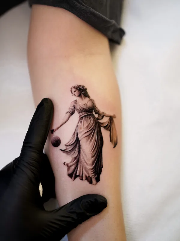 female black and grey realism 纹身 在 forearm #97236 | 纹身师 Felipe Abel