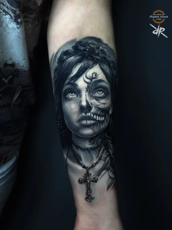 female black and grey realism tatouage sur forearm #97720 | Artiste tatoueur Роман Ramzes