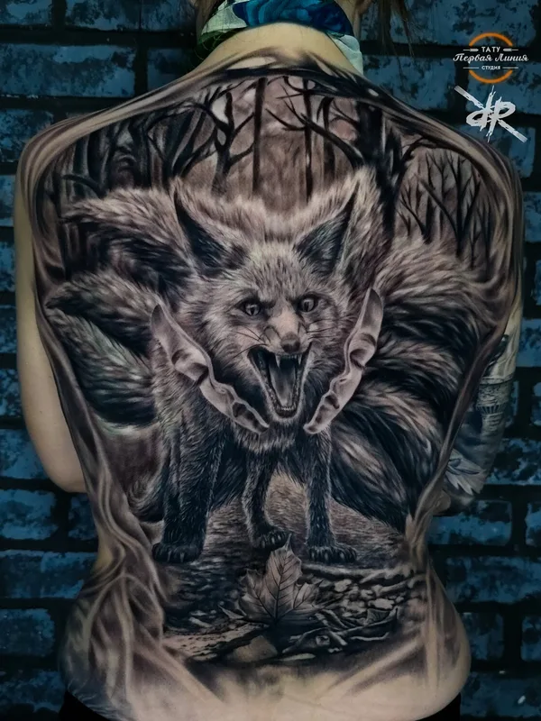female black and grey realism tatouage sur full back #97723 | Artiste tatoueur Роман Ramzes