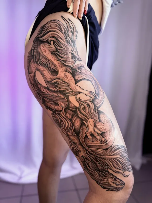 female black whipshading tatuaje en thigh #97753 | Tatuador Dasha Kostrova