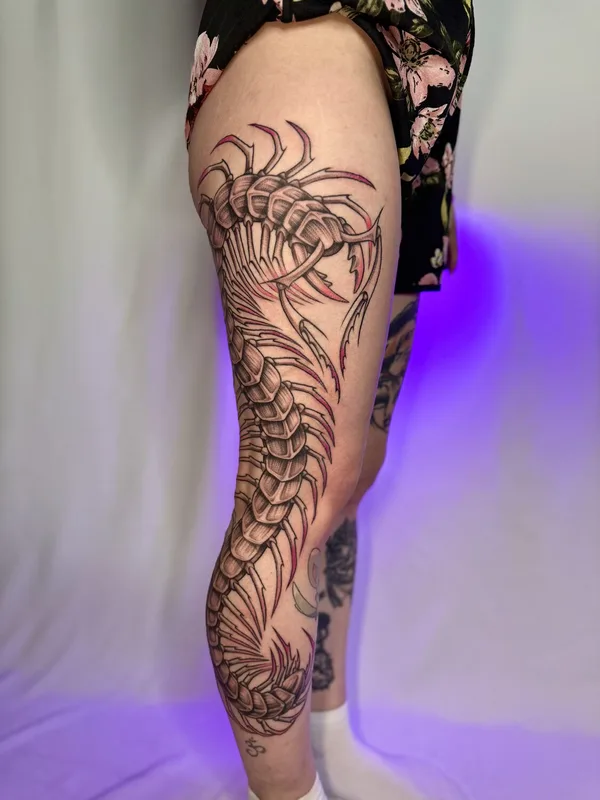 female black whipshading tatuaje en leg #97755 | Tatuador Dasha Kostrova