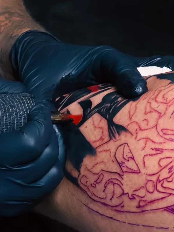 color illustrative tatuaje en thigh #98004 | Tatuador Remko