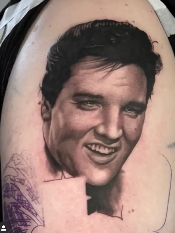 black and grey realism tatuaje en shoulder #98002 | Tatuador Remko