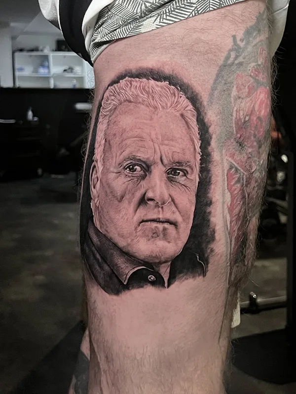 black and grey realism tatuaje en thigh #98007 | Tatuador Remko