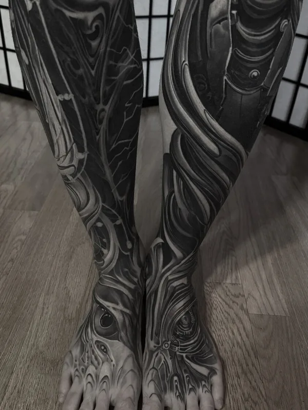 male black and grey biomechanical татуировка на leg #98077 | Тату мастер Vas