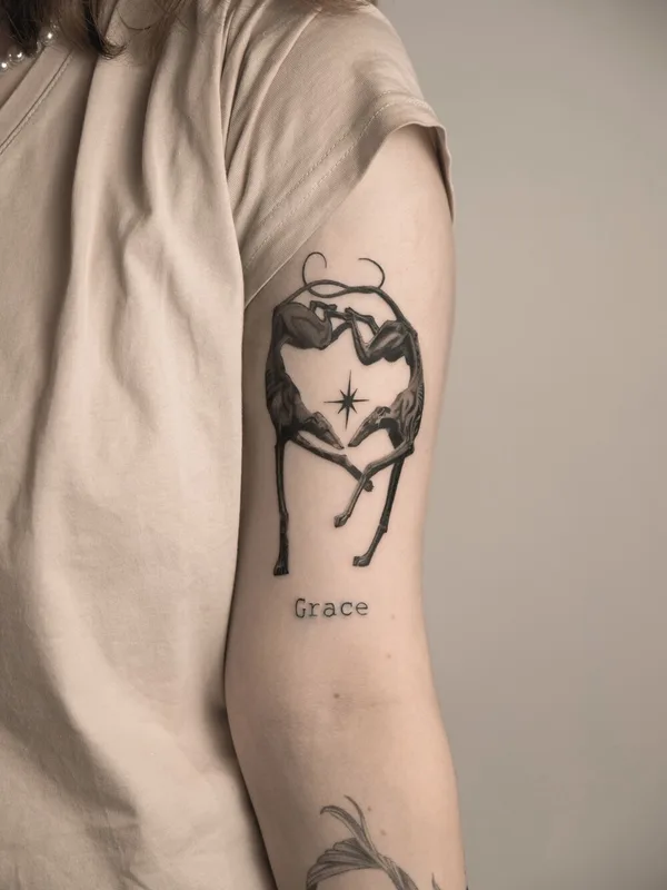 female black and grey blackwork Tatuagem em upper arm #98624 | Tatuador Виктория Трещева 