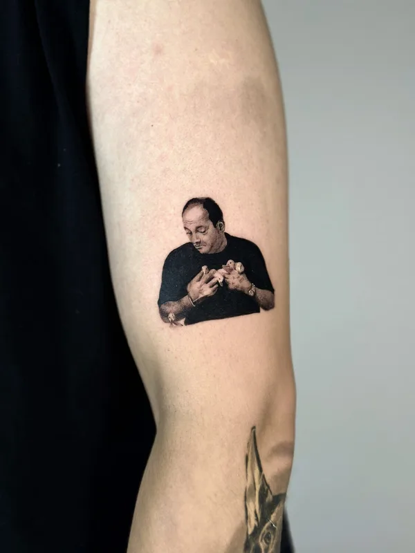 black and grey realism Tatuagem em bicep #98629 | Tatuador Виктория Трещева 