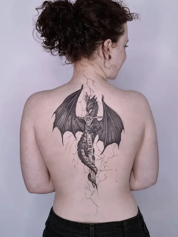 female blackandgrey blackwork tatouage sur back #98653 | Artiste tatoueur Becci | Eisvogel Tattoo