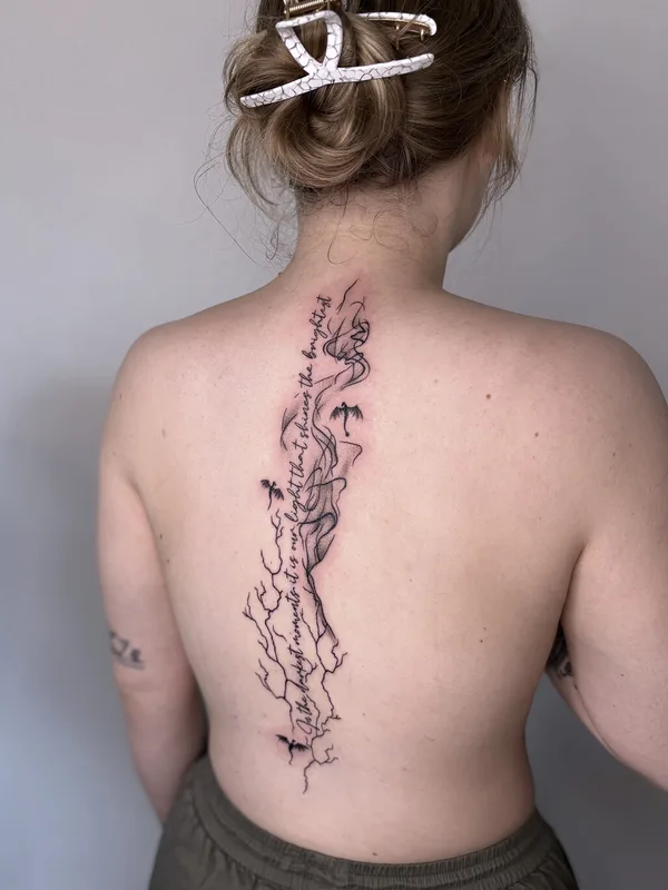 female blackandgrey linework tatouage sur spine #98655 | Artiste tatoueur Becci | Eisvogel Tattoo