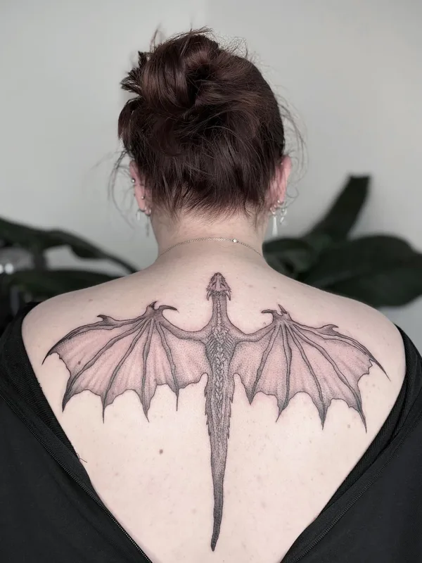 female blackandgrey realism tatouage sur back #98656 | Artiste tatoueur Becci | Eisvogel Tattoo