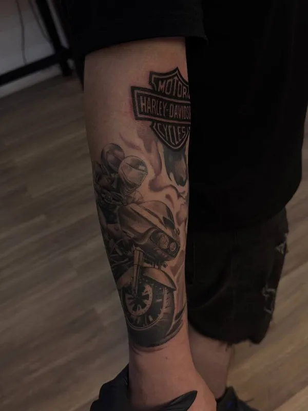 male black and grey realism tattoo auf forearm #98952 | Tätowierer Анита Симка
