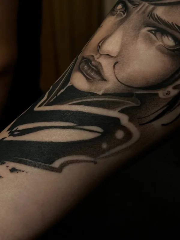 female black and grey black and grey tattoo auf forearm #98956 | Tätowierer Анита Симка