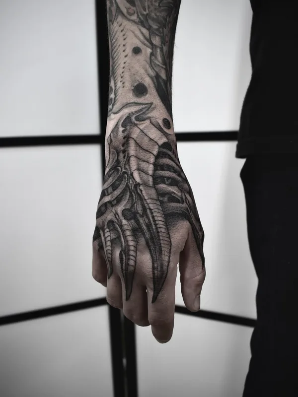 black and grey biomechanical татуировка на hand #98965 | Тату мастер Tim Blackhands