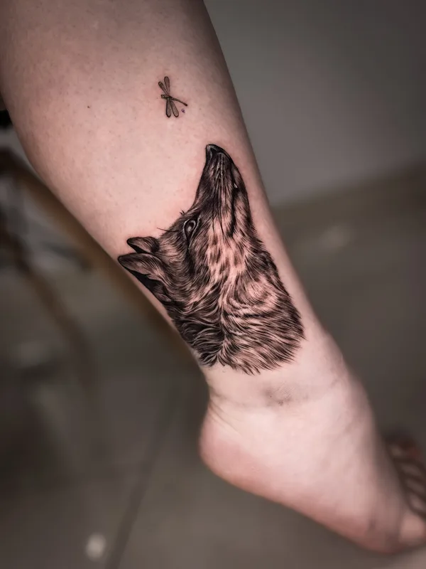 female blackandgrey realism татуировка на shin #99047 | Тату мастер Никита Наймушин