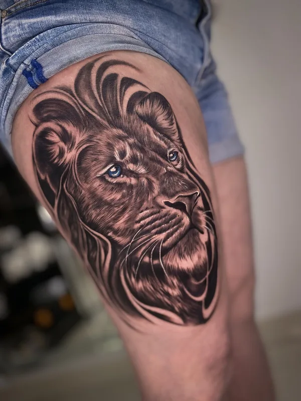 female blackandgrey realism татуировка на thigh #99051 | Тату мастер Никита Наймушин