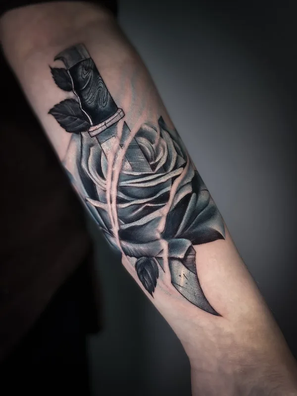 female blackandgrey realism татуировка на arm #99068 | Тату мастер Никита Наймушин