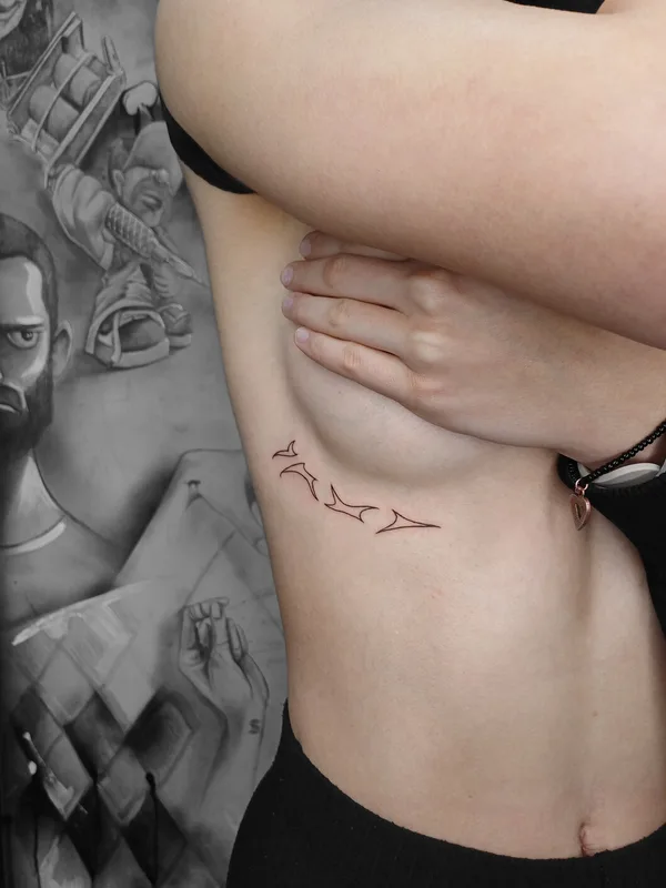 female black linework tattoo auf ribcage #99306 | Tätowierer Elena Voya