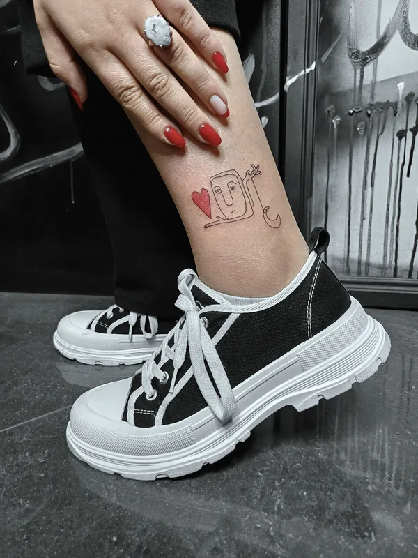 female color linework tattoo auf ankle #99308 | Tätowierer Elena Voya
